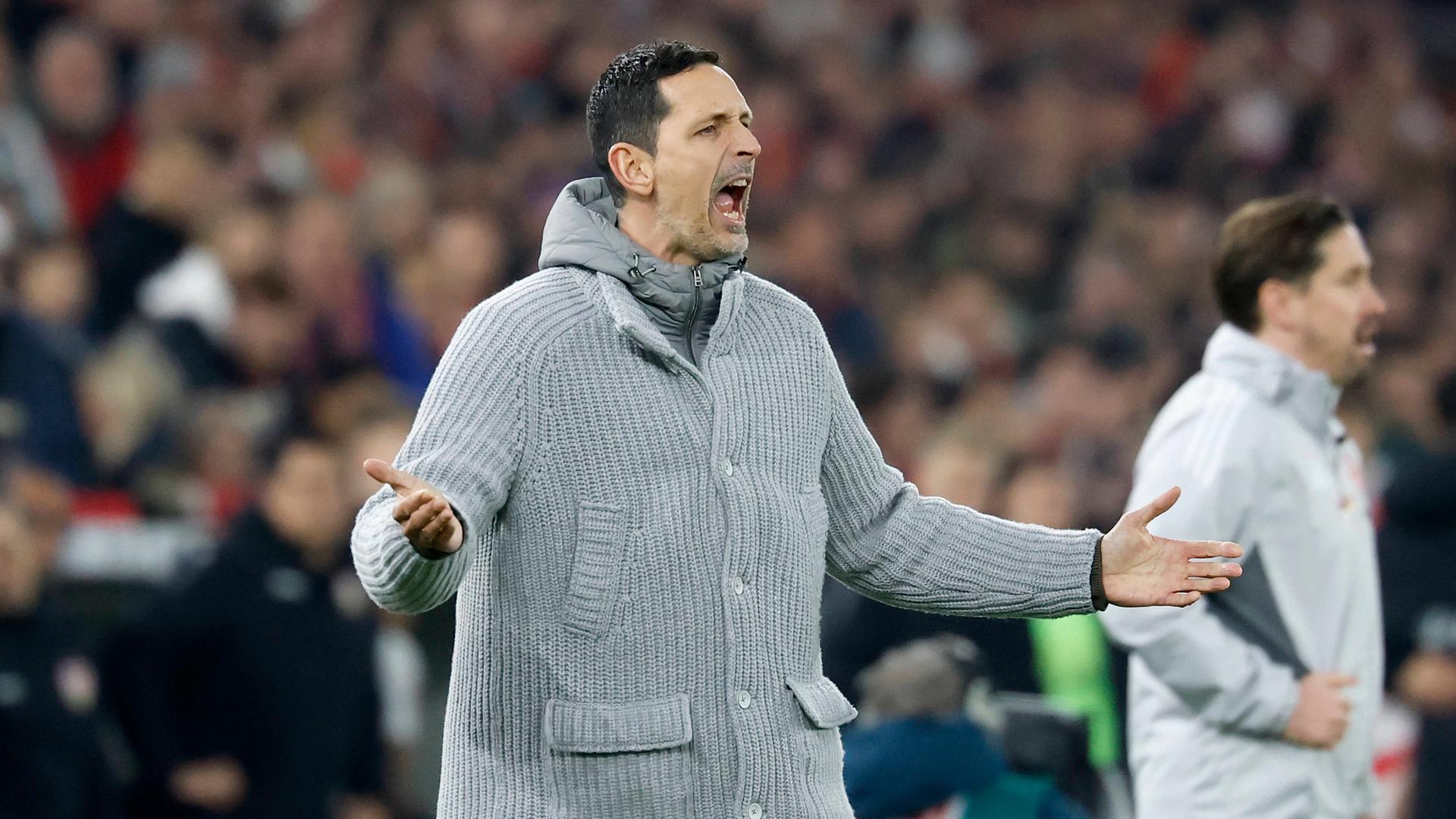 Toppmöller renunță la „mâinile de catifea” înaintea duelului cu Bremen Dino Toppmöller, antrenorul echipei Eintracht Frankfurt, a decis să lase deoparte tactica „mâinilor de catifea” în fața dificultăților cu care se confruntă echipa