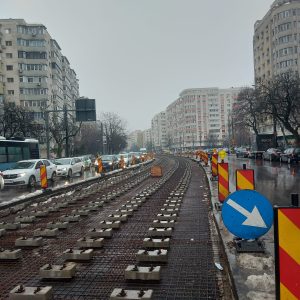 Muncitorii montează traversele de tramvai pe bulevardul Chișinău în regim de iarnă, reabilitând linia