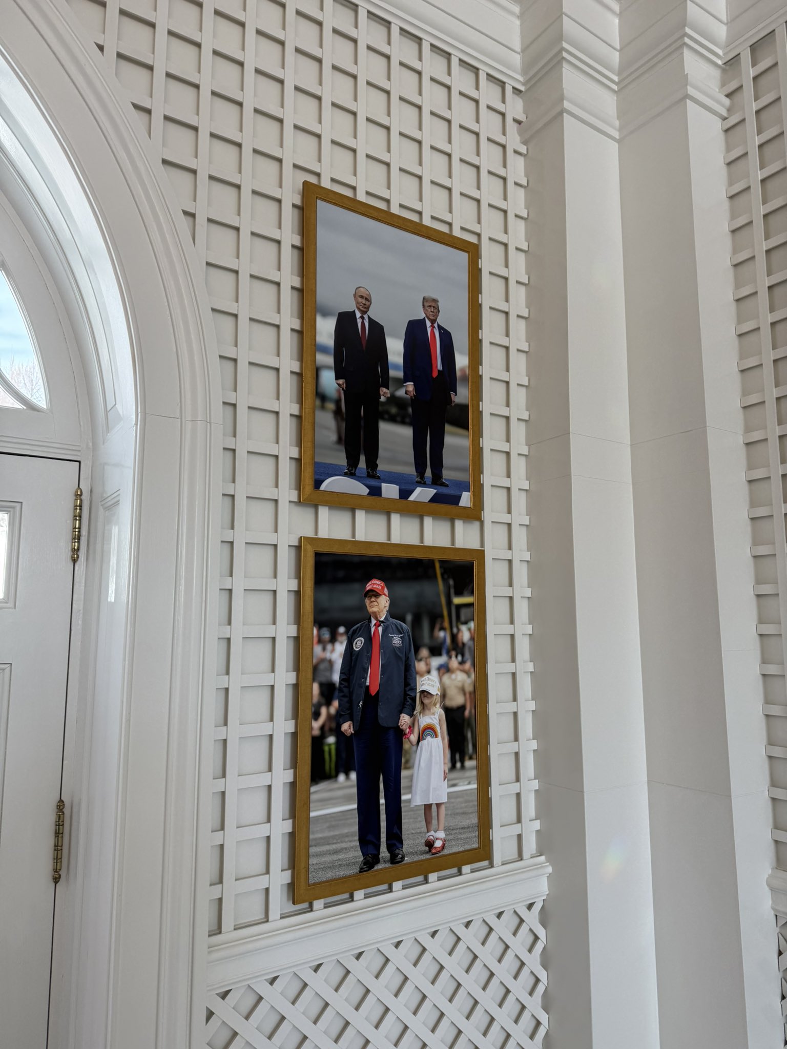 Casa Albă face decurajantul pas al expunerii politice – o fotografie a lui Trump și Putin pe peretele oficial O imagine ce stârnește controverse și interpretări multiple a fost observată recent pe pereții oficiali ai Casei Albe, atrăgând atenția nu doar a experților în politică internațională, ci și a opiniei publice