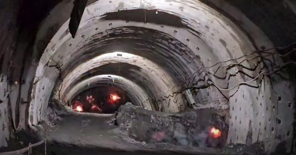Progres semnificativ în construcția autostrăzii Sibiu-Pitești, deși condițiile meteo rămân provocatoare Lucrările pe secțiunea montană a autostrăzii Sibiu-Pitești, considerată unul dintre cele mai importante proiecte de infrastructură rutieră din România, continuă în ciuda vremii nefavorabile