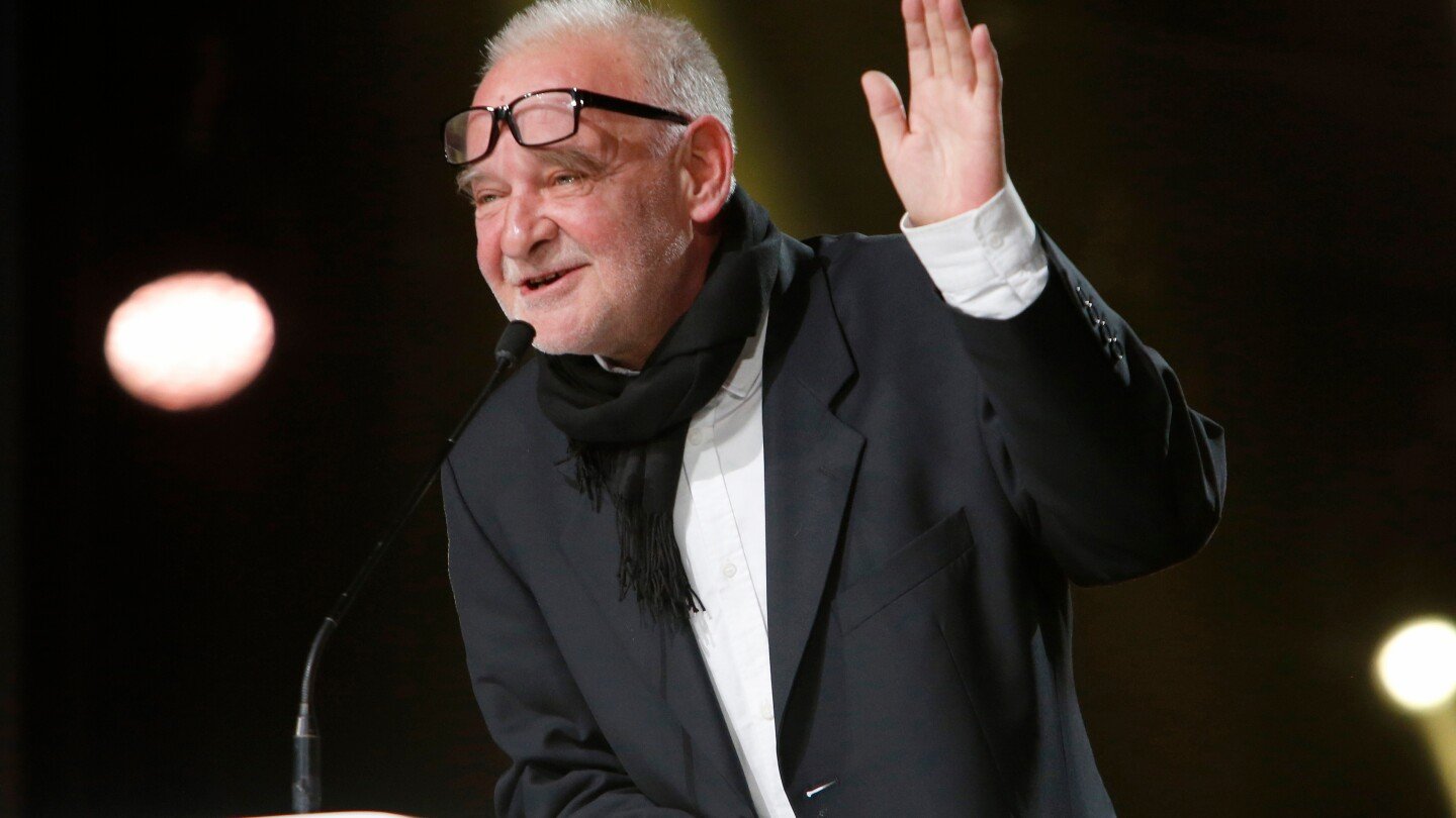 Cinematografia românească în doliu: Béla Tarr a murit la 70 de ani BUDAPESTA – Regizorul maghiar Béla Tarr, celebru pentru operele sale cinematografice de o profundă încărcătură emotională, a murit la vârsta de 70 de ani, după o îndelungată și gravă suferință