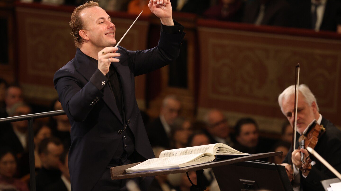 Yannick Nézet-Séguin, dirijorul de origine canadiană, va conduce concertul de Anul Nou al Filarmonicii din Viena în 2024, o ascensiune remarcabilă ce a început printr-o intervenție înlocuitoare la Carnegie Hall