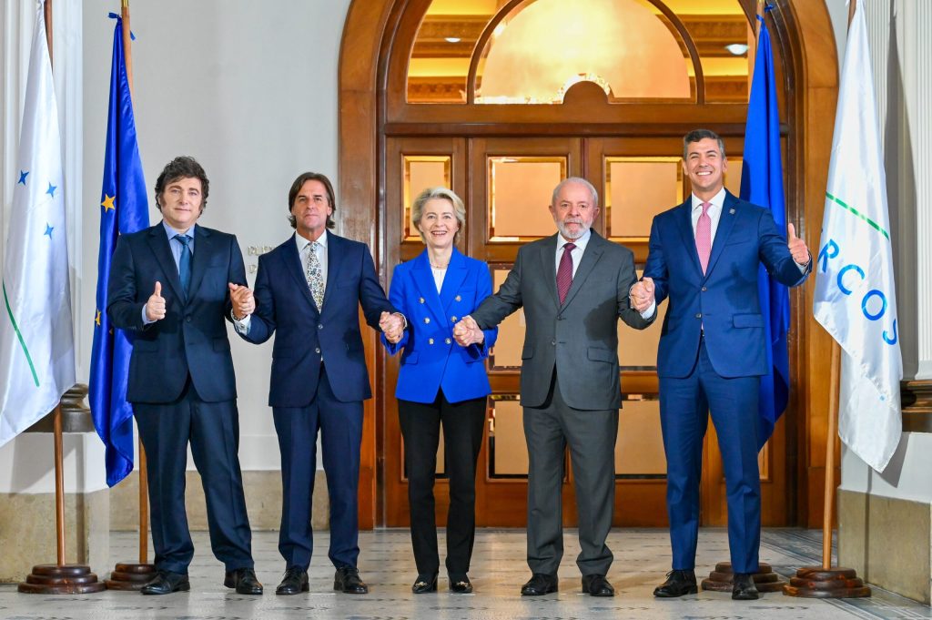 Uniunea Europeană se pregătește să semneze, pe 17 ianuarie, un acord comercial istoric cu blocul Mercosur, un pas ce marchează finalul a peste 25 de ani de negocieri tensionate și blocaje administrative