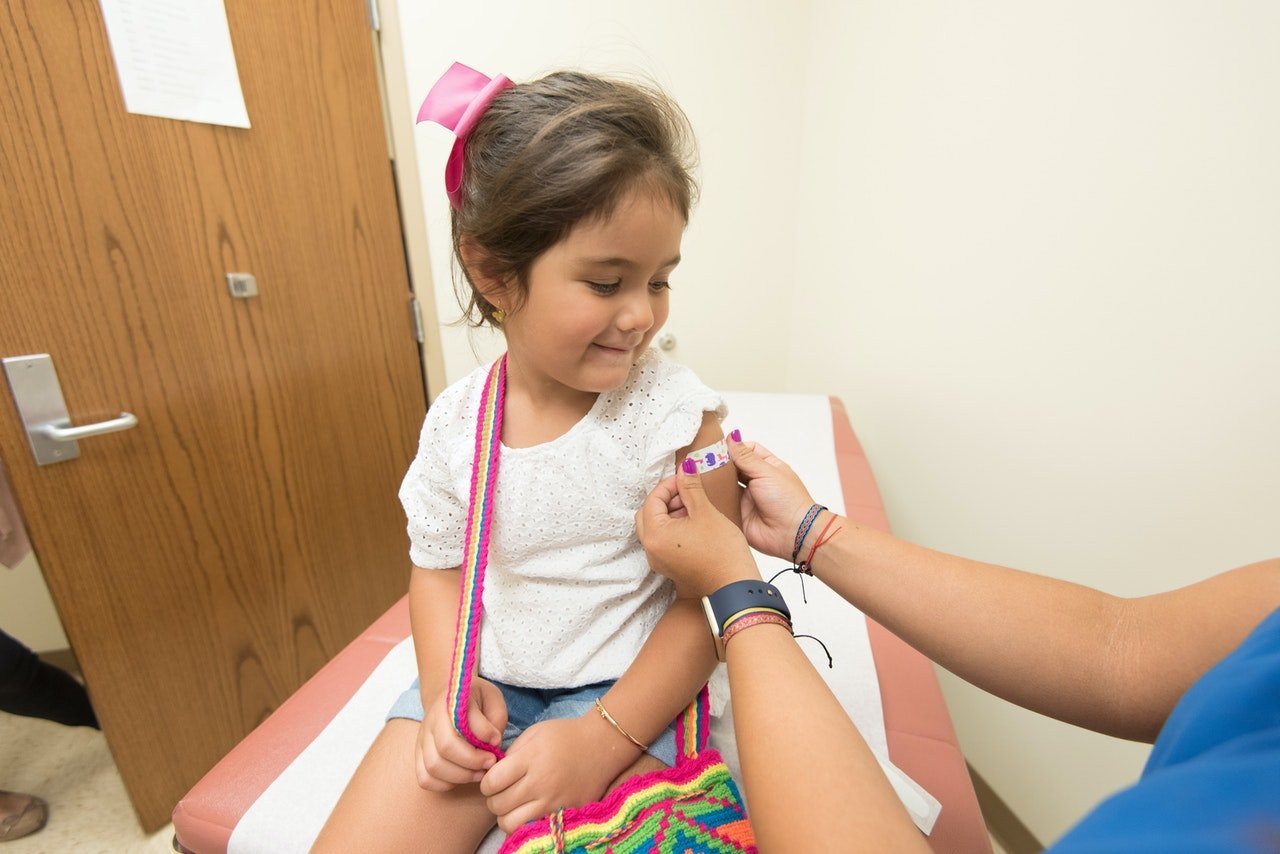 Vaccinarea anti-HPV: o armă esențială în prevenția cancerului de col uterin în România În contextul în care România înregistrează una dintre cele mai ridicate rate ale cancerului de col uterin din Europa, eforturile de prevenție capătă o importanță crucială