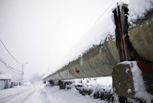 Iarna se instalează în forță: ninsori, viscol și polei în România