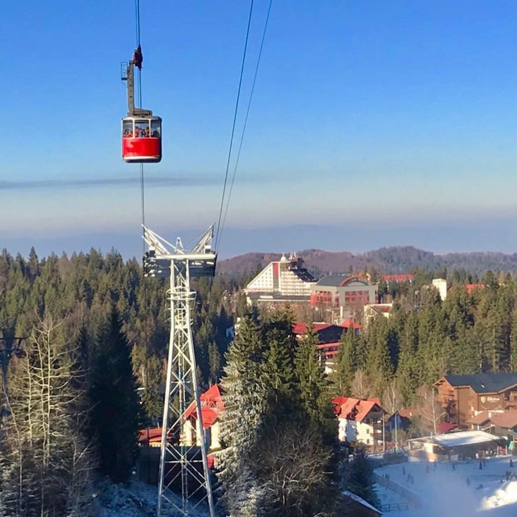Cea mai cunoscută stațiune de schi din Transilvania, Poiana Brașov, se confruntă luni dimineață cu o situație neobișnuită în sezonul de iarnă: telegondola și telecabinele din stațiune sunt temporar suspendate din funcțiune din cauza vântului puternic