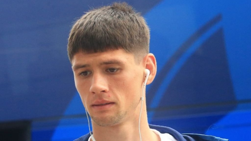 Transfer surpriză: Vladislav Blănuță părăsește România Într-o mișcare care a surprins atât fanii, cât și analiștii, tânărul fotbalist Vladislav Blănuță a părăsit România în toamna acestui an pentru a îmbrăca tricoul unei echipe din străinătate