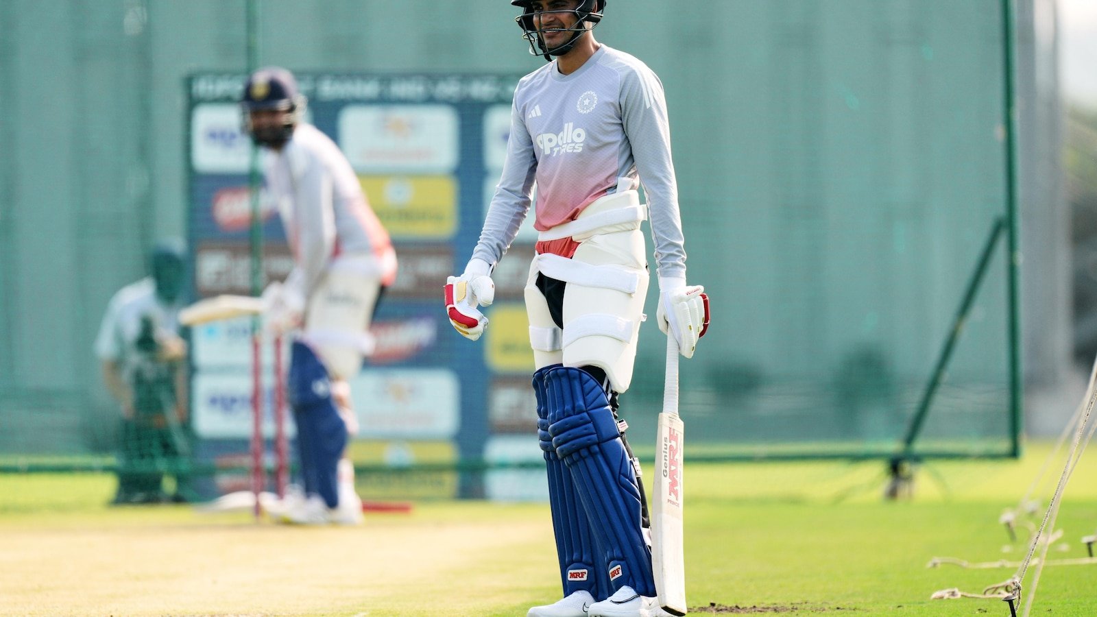 Shubman Gill conduce India în prima partidă ODI contra Noii Zeelande Într-o atmosferă electrizantă, căpitanul Indiei, Shubman Gill, a câștigat tragerea la sorți și a decis să își trimită echipa la bowling în prima partidă din seria de trei meciuri One Day International (ODI) împotriva Noii Zeelande, disputată pe terenul nou construit al Asociației de Cricket din Baroda