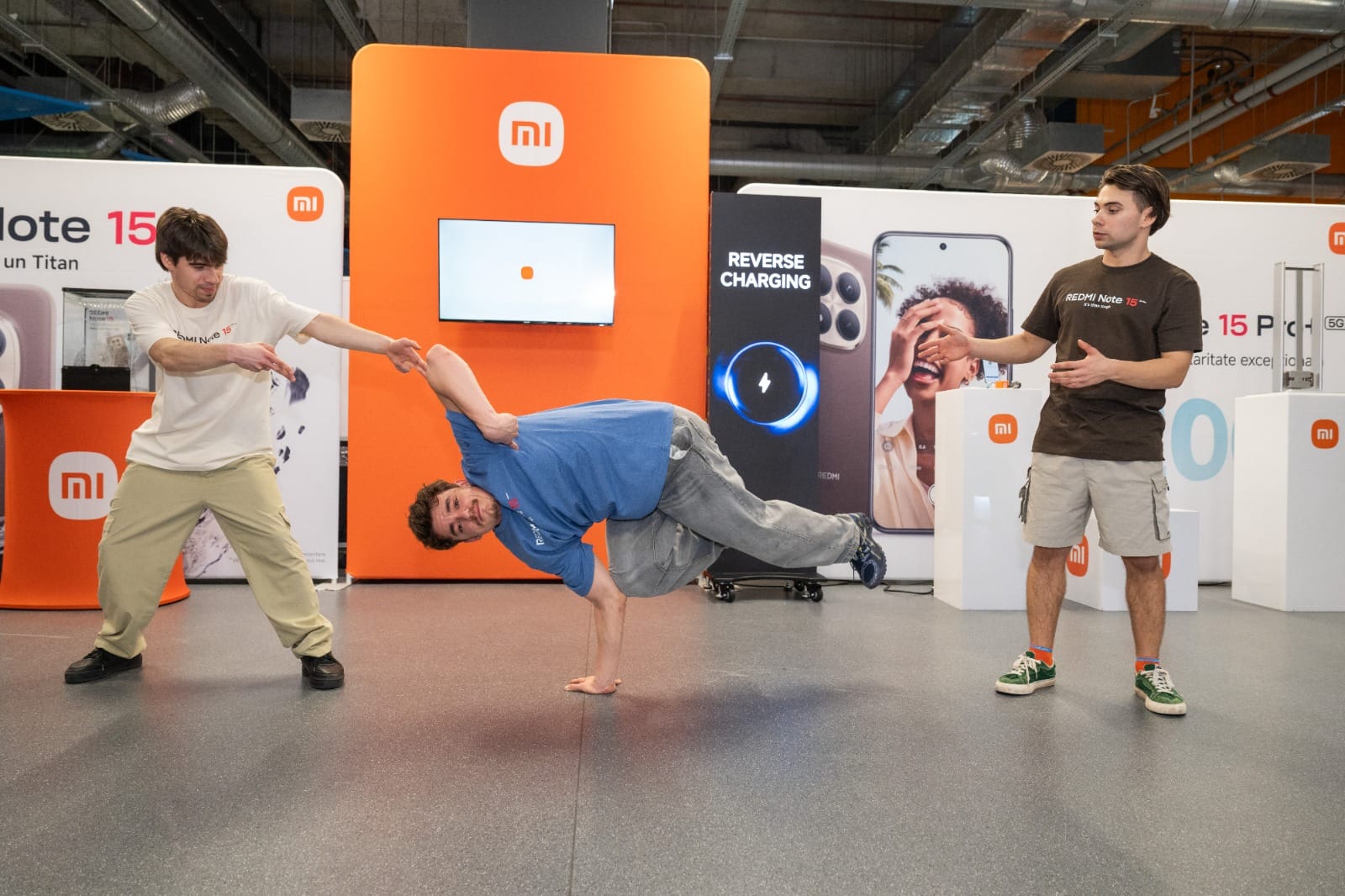 Xiaomi își reafirmă poziția în segmentul telefoanelor mid-range cu lansarea seriei Redmi Note 15, proiectată să le ofere utilizatorilor un echilibru între preț, performanță și durabilitate