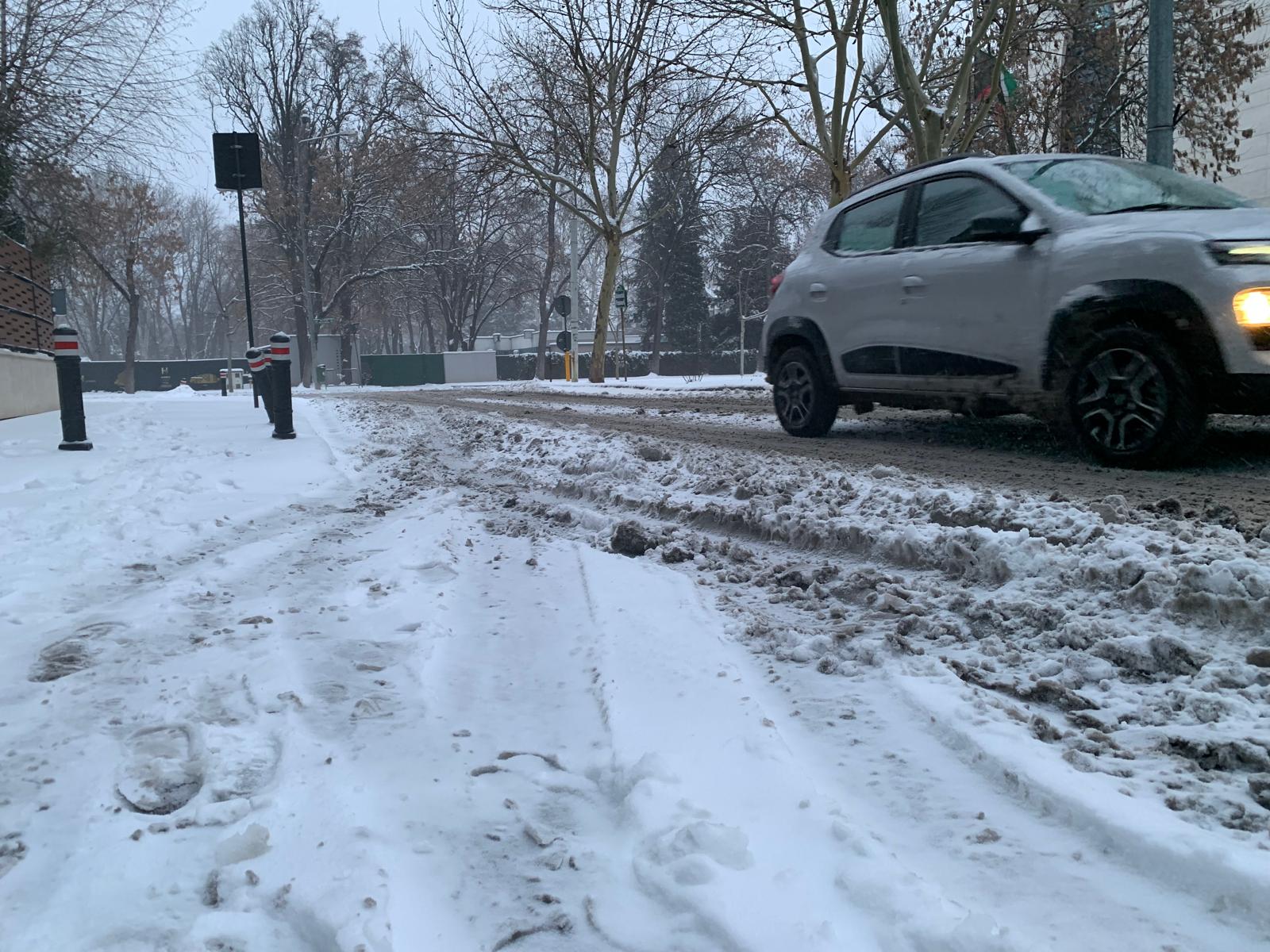 Bucureștiul se află în plină acțiune pentru combaterea efectelor ninsorilor, orașul fiind sub asaltul unui adevărat front de luptă împotriva poleiului și a stratului protector de zăpadă care a acoperit străzile capitalei