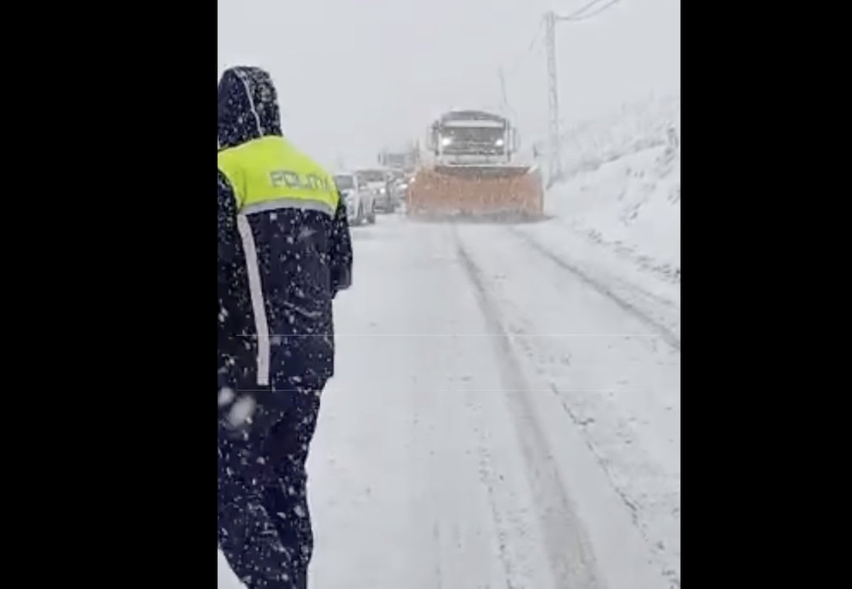 Traficul rutier pe principalele autostrăzi din România se desfășoară luni dimineață în condiții de iarnă, odată cu intensificarea ninsorilor în zonele de sud și sud-est ale țării