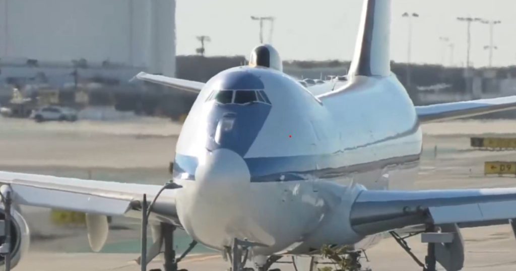 Aterizarea istorică a „avionului apocalipsei” pe un aeroport civil E-4B Nightwatch, cunoscut mai ales sub numele de „avionul apocalipsei”, a aterizat pentru prima dată în istoria sa de 51 de ani pe un aeroport civil aglomerat, fascinând observatorii internaționali