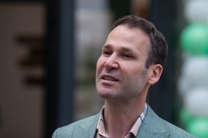 Primarul Negoiță, acuzat că a asfaltat ilegal 11 străzi în Sector 3, risc de explozie