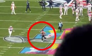 Moment exploziv la Super Bowl: streaker neutralizat de un jucător Patriots!