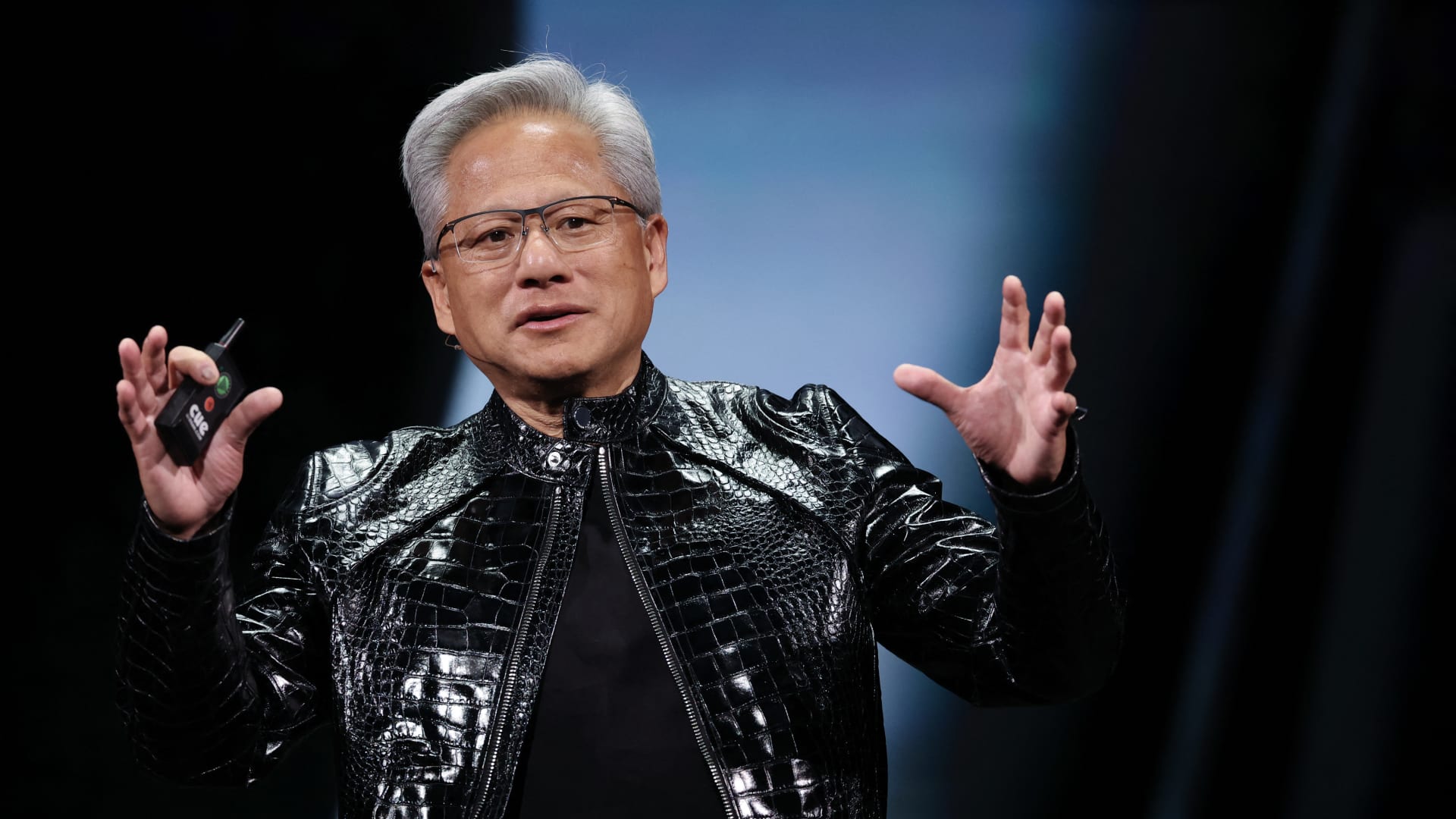 Nvidia Surprinde cu Rezultate Financiare excepționale Nvidia a anunțat rezultate financiare peste așteptări pentru cel de-al patrulea trimestru fiscal, înregistrând o creștere a veniturilor de 75% în sectorul său principal de centre de date