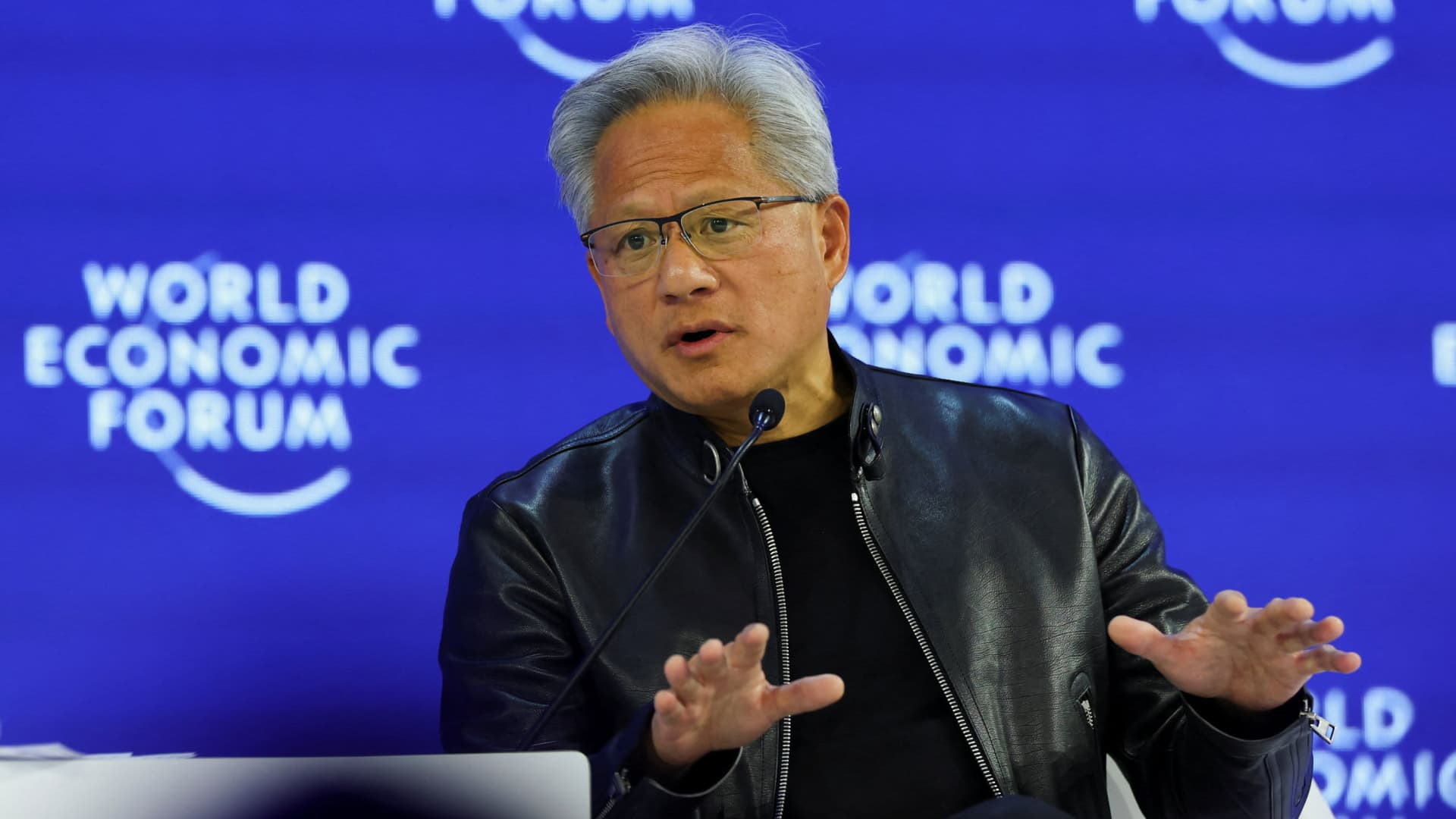 Jensen Huang confirmă investiția Nvidia în OpenAI: „Totul este pe drumul cel bun” Jensen Huang, CEO al Nvidia, a reafirmat angajamentul companiei sale de a investi până la 100 de miliarde de dolari în OpenAI, în pofida unor speculații recente privind tensiuni între cele două entități