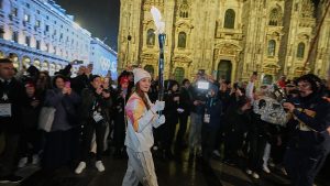 Flacăra Olimpiadelor de Iarnă luminează Milano în Piața Duomo plină de spectatori