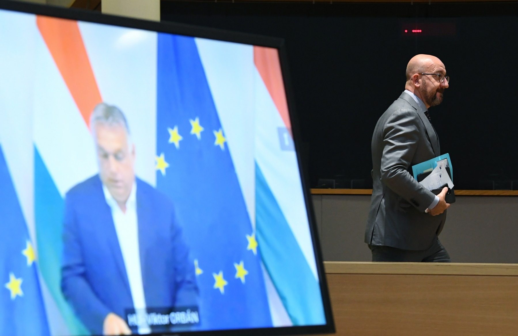 CE are planuri pentru interzicerea permanentă a importurilor de petrol din Rusia, cu posibilitatea ocolirii veto-ului Ungariei
