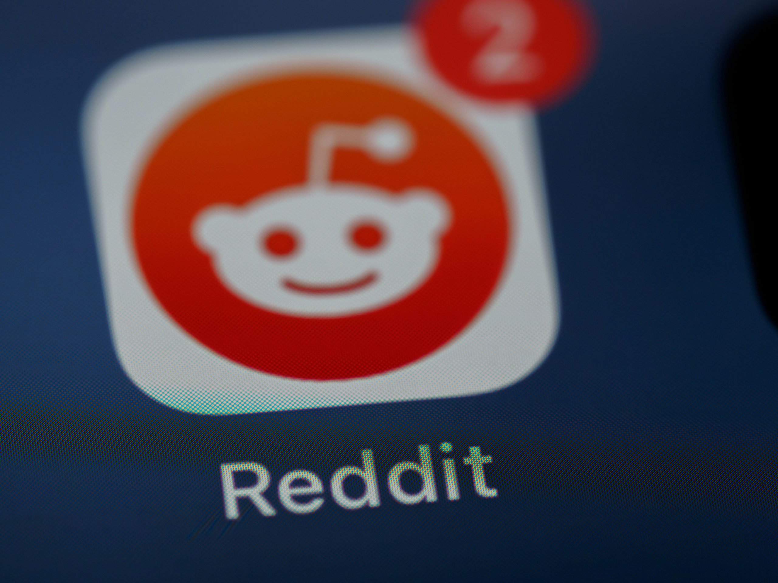 Reddit, una dintre cele mai populare platforme de discuții din lume, a fost recent amendată cu peste 14 milioane de lire sterline de către Biroul Comisarului pentru Informații din Regatul Unit, într-o mișcare ce reflectă intensificarea controalelor asupra marilor platforme online din Europa