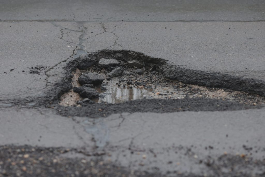 Bucureștiul avariat după viscol. Primăriile, verificate pentru reparații