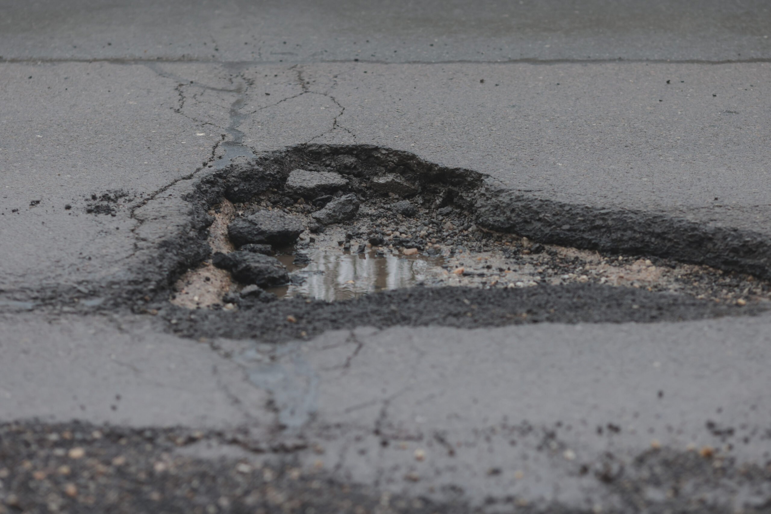 Bucureștiul avariat după viscol. Primăriile, verificate pentru reparații