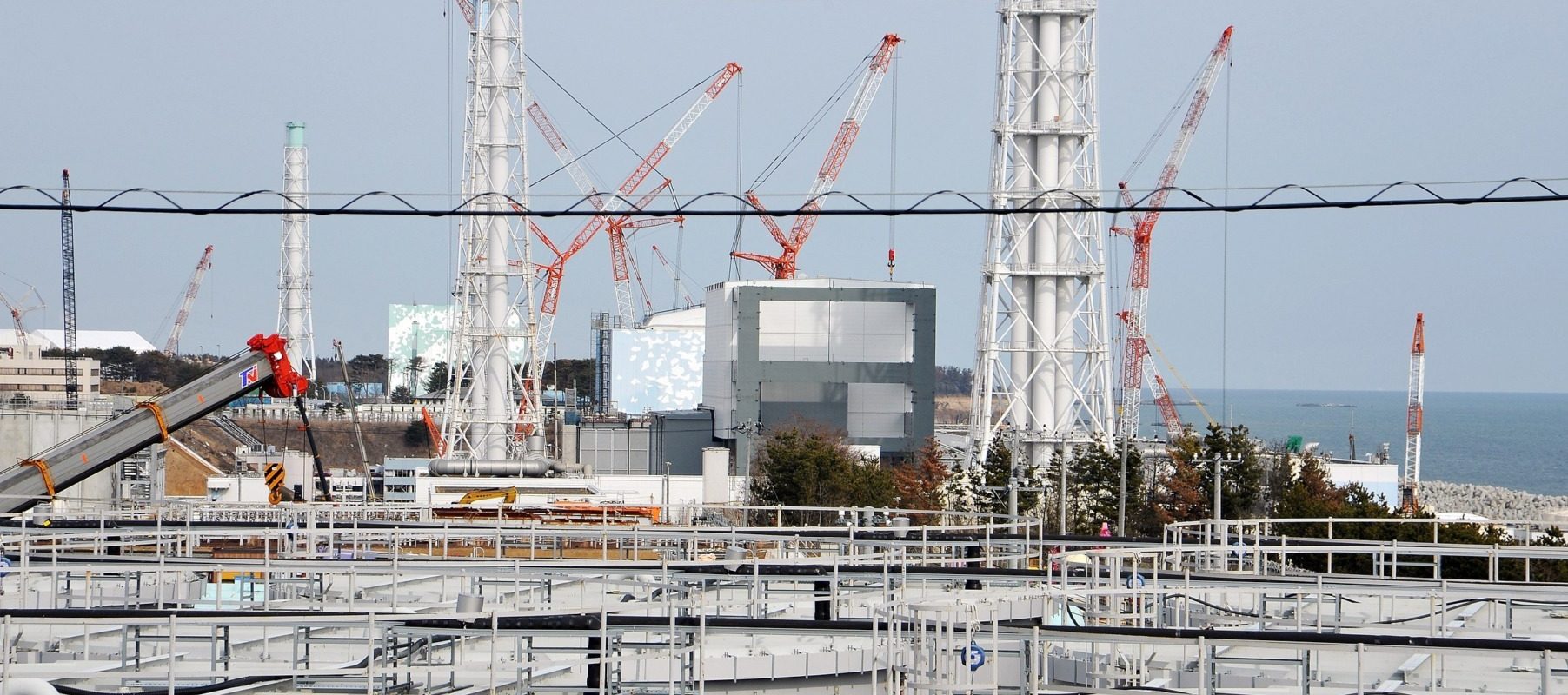 2560px-Fukushima_Daiichi_0211005.jpg