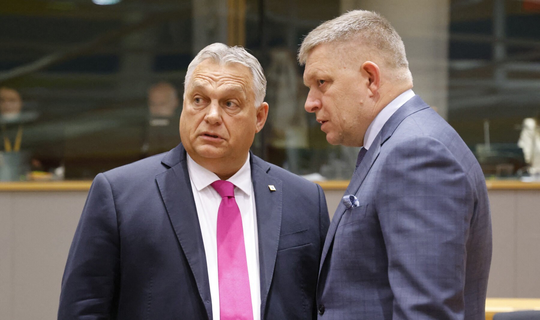 Fico amenință cu blocarea fondurilor UE pentru Ucraina Premierul slovac Robert Fico a sugerat că ar putea urma exemplul Ungariei și să blocheze pachetul de asistență financiară al Uniunii Europene, în valoare de 90 de miliarde de euro, destinat Ucrainei