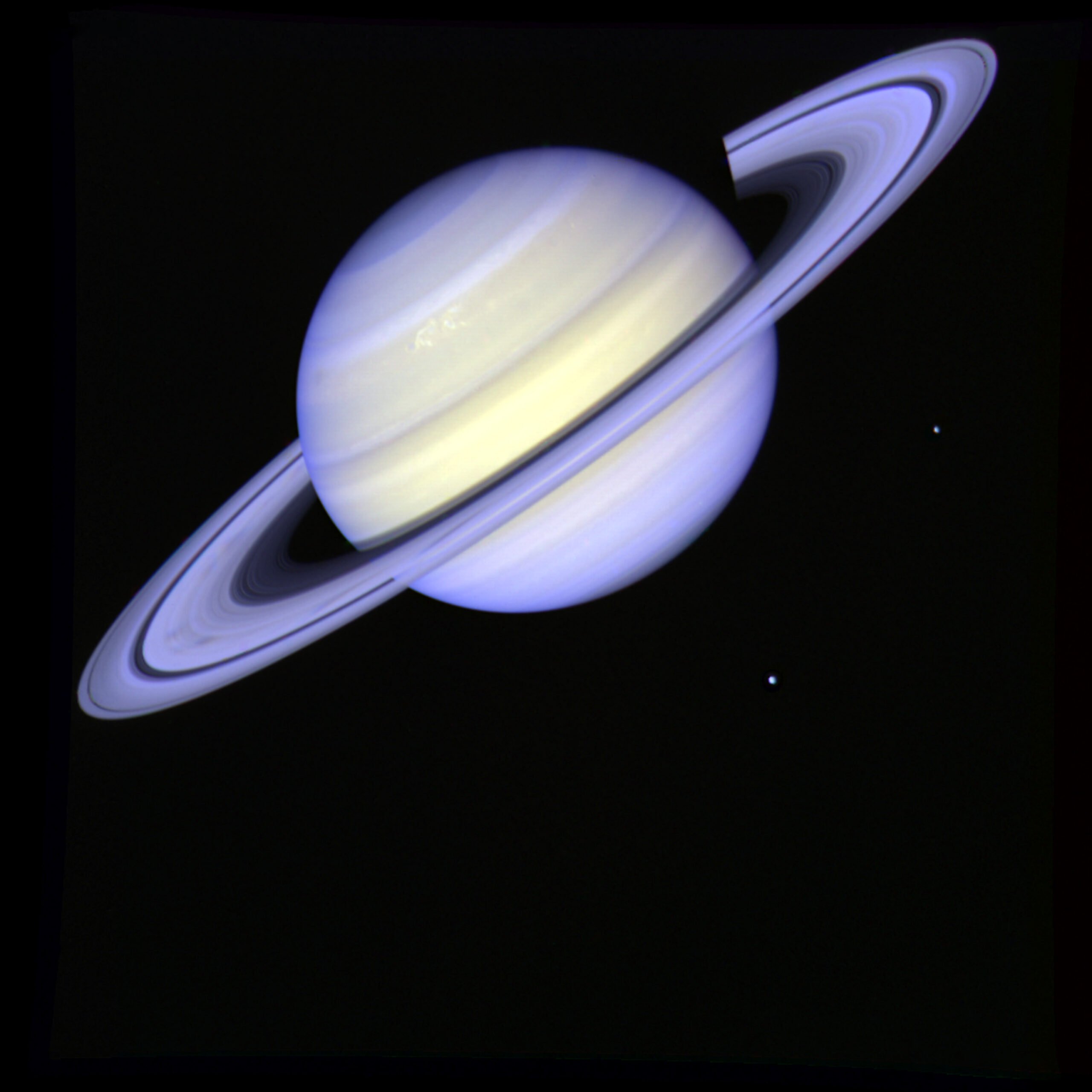Saturn, a doua cea mai mare planetă din sistemul nostru solar, păstrează un mister deosebit de interesant în jurul unui satelit care îl depășește ca mărime și complexitate: Titan