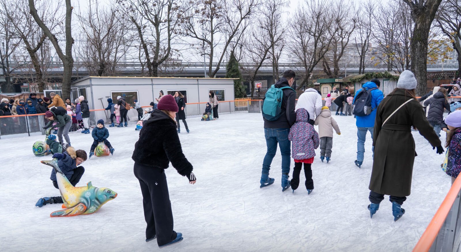 Patinoarul de la Opera Comică pentru Copii revine în februarie, aducând bucurie iubitorilor de sporturi de iarnă După o serie de solicitări din partea publicului, patinoarul de la Opera Comică pentru Copii va fi deschis și în această primăvară, oferind bucureștenilor o posibilitate de distracție și relaxare pe gheață
