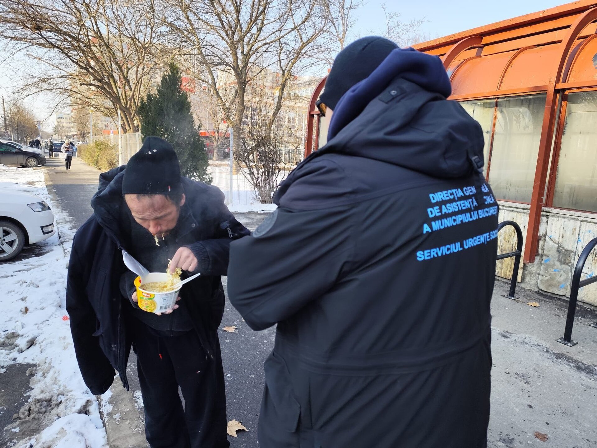Asociațiile sociale din București fac apel la solidaritate în contextul tensiunilor cauzate de temperaturile extrem de scăzute, subliniind nevoia urgentă de a sprijini persoanele fără adăpost