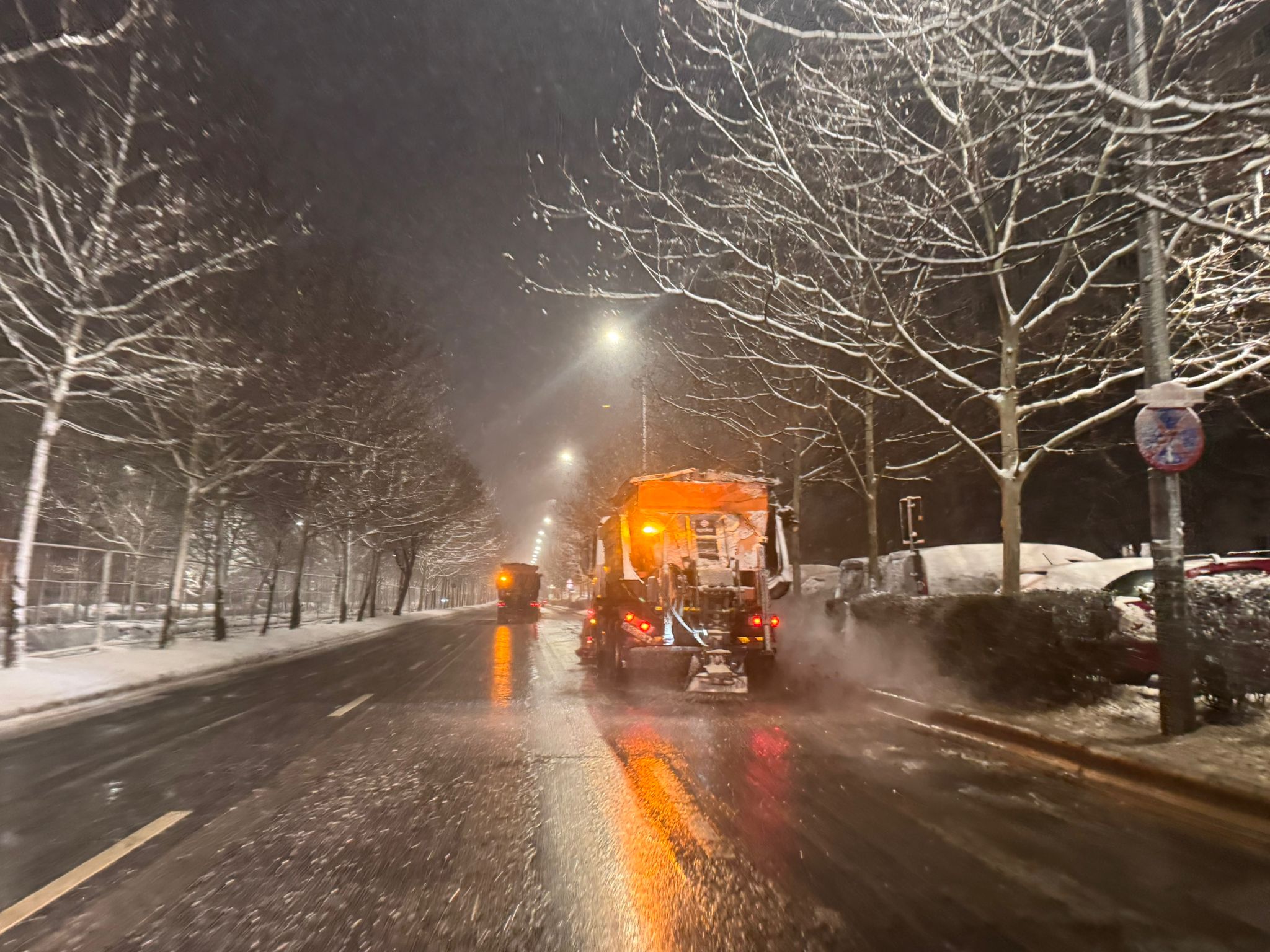 Primăria Capitalei a mobilizat peste 290 de utilaje și aproape 400 de muncitori pentru a face față viscolului și ninsorilor din noaptea de 1 spre 2 februarie, în efortul de a menține Bucureștiul circulabil și sigur în condițiile meteorologice extreme