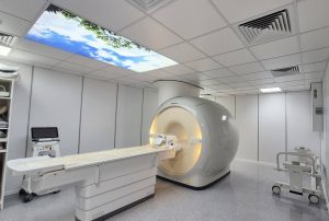 Spitalul Universitar investește 15 milioane de euro în aparatură de ultimă generație pentru secția de radioterapie oncologică