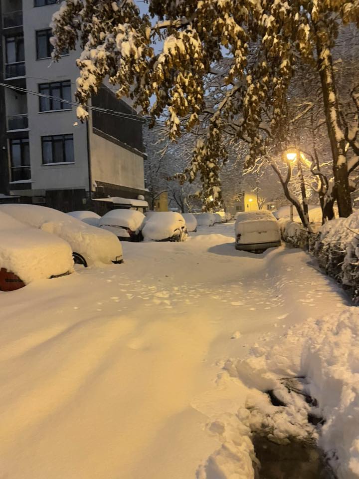 Primăriile de sector, acuzate de ineficiență după ninsorile masive; străzile secundare rămân înzăpezite