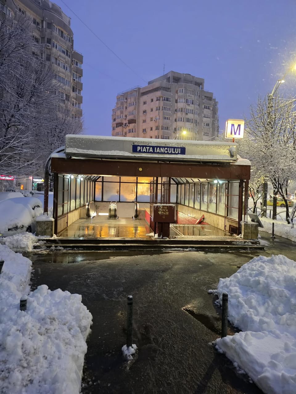 Metroul din București se adaptează condițiilor meteo extreme pentru a asigura mobilitatea în capitală Pe fondul ninsorilor copioase și a temperaturilor scăzute care au cuprins Bucureștiul, Metrorex a anunțat că a luat măsuri speciale pentru a reduce disconfortul și a menține funcționarea normală a sistemului de metrou