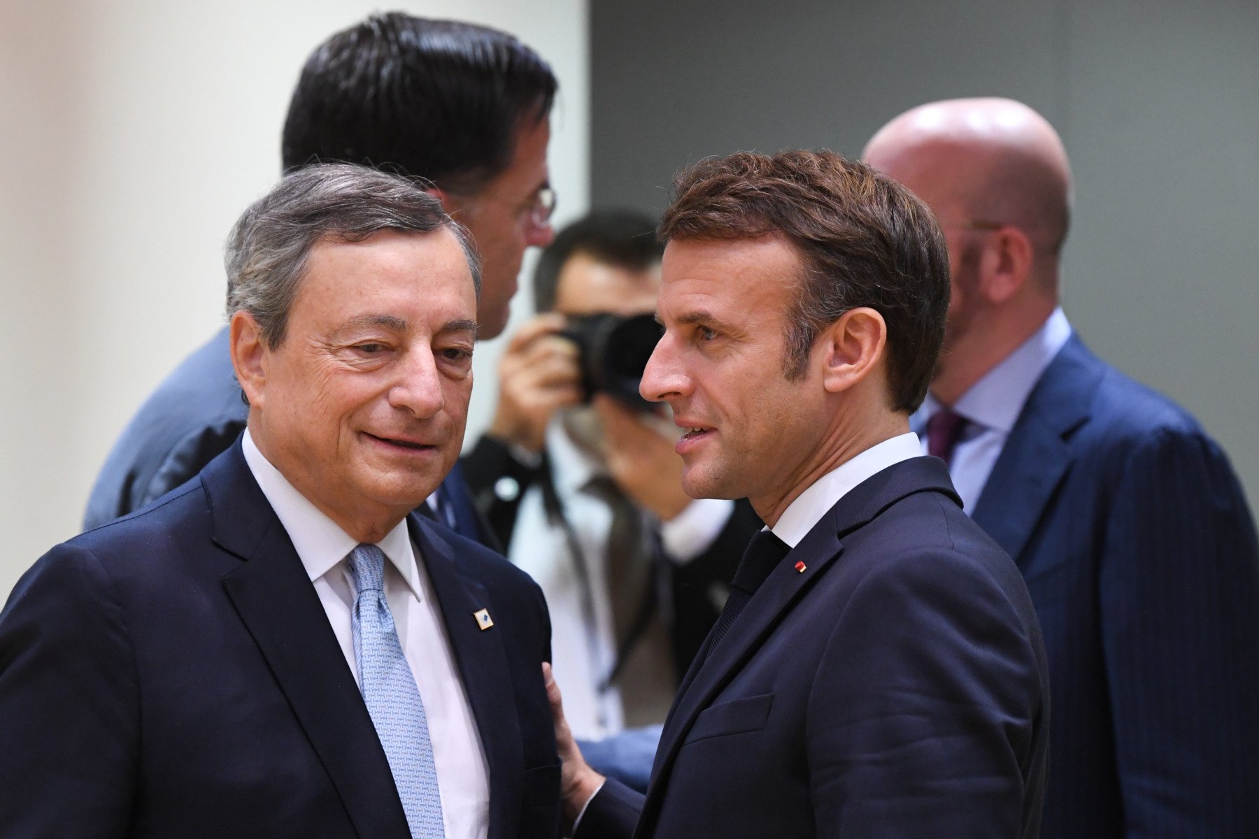 Mario Draghi avertizează asupra agravării situației economice a Uniunii Europene, solicitând acțiuni urgente Liderii europeni au primit recent o avertizare clară privind starea actuală a economiei Uniunii Europene, iar mesajul vine din partea fostului premier italian, Mario Draghi