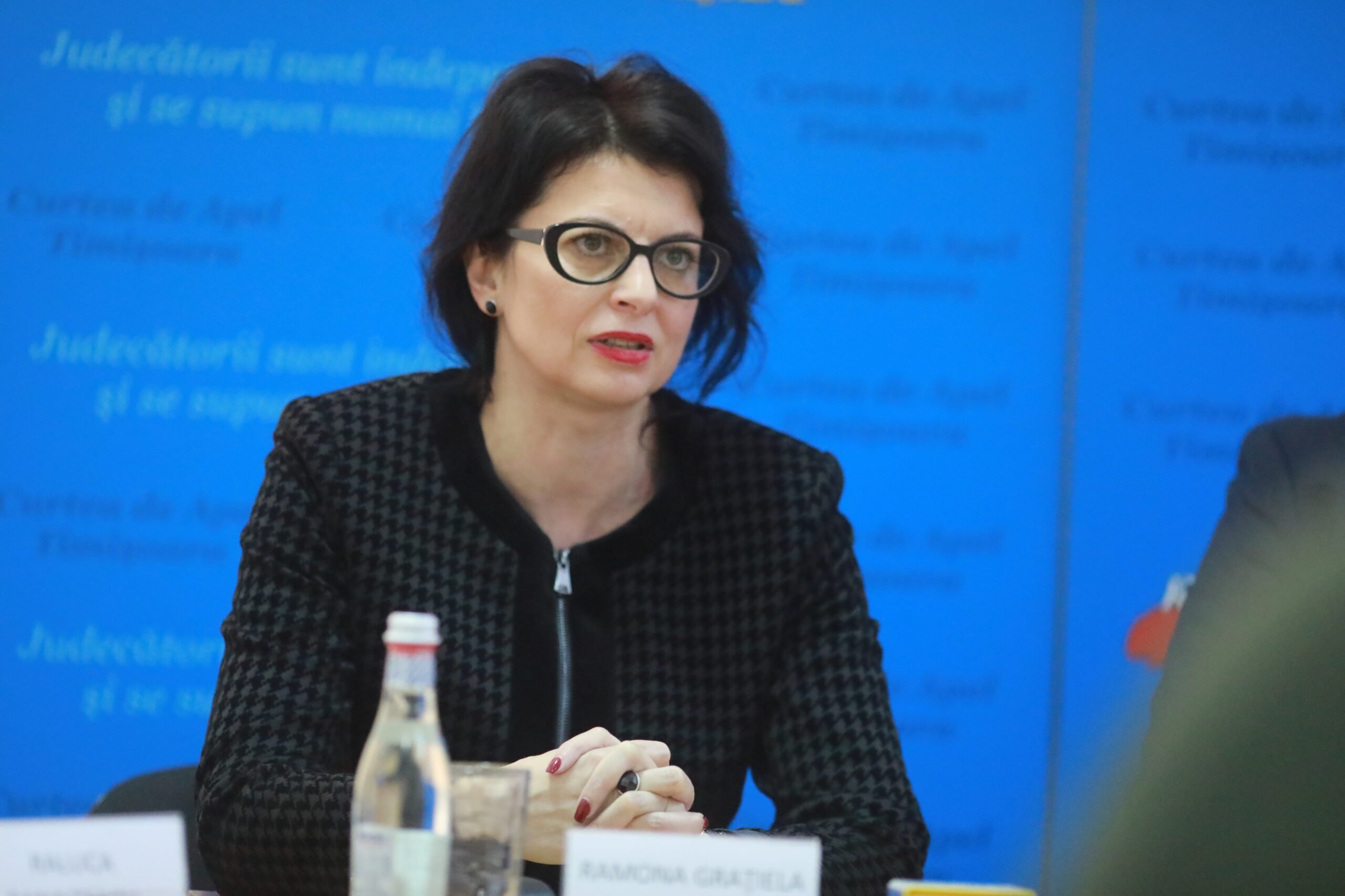Justiția românească, încă în vizorul opiniei publice: raport controversat despre „Justiție capturată” Judecătorii, avocații și opinia publică ard de nerăbdare să descifreze concluziile unui raport recent, care a reaprins dezbaterile despre starea sistemului judiciar din România