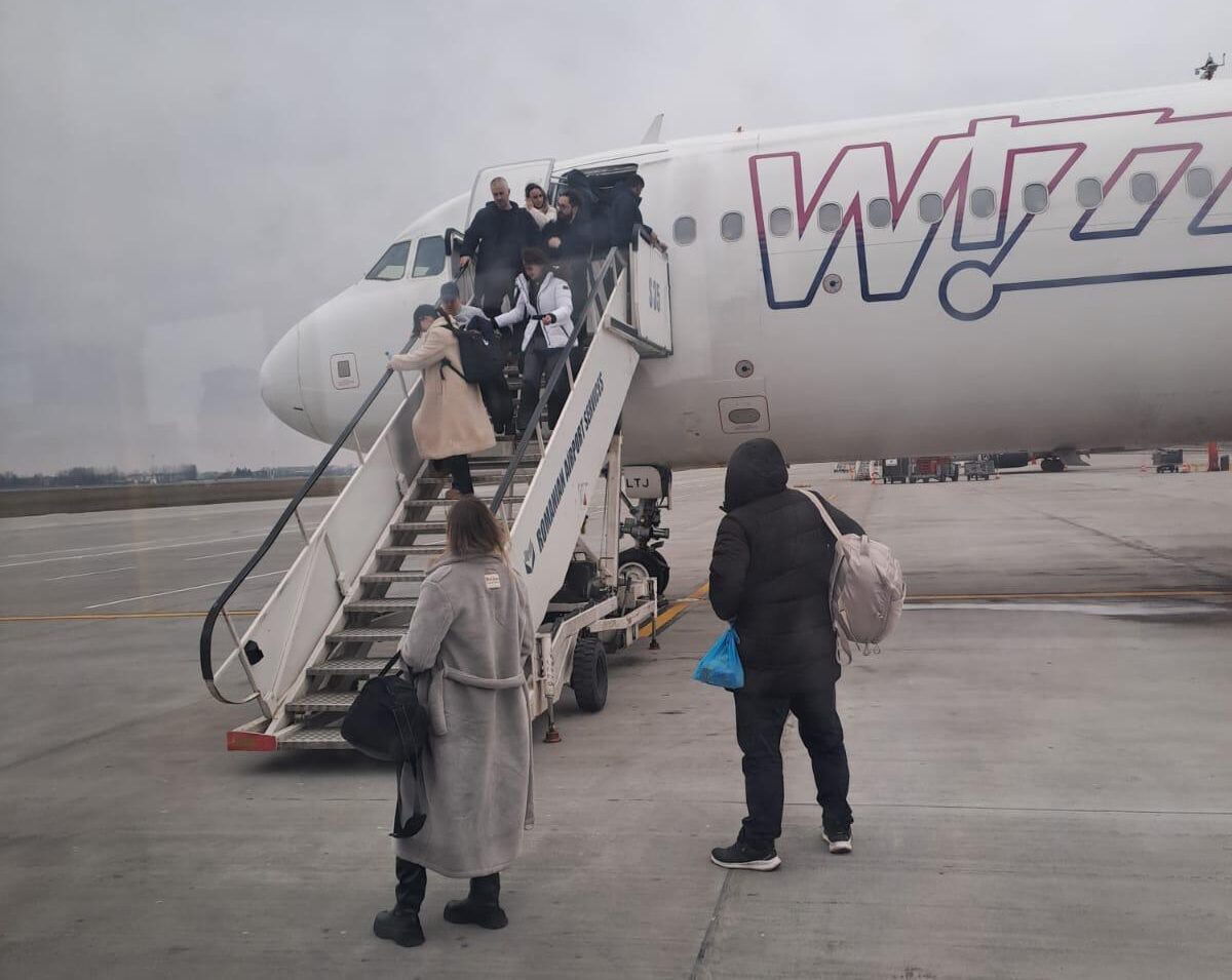 Pasagerii cursei WizzAir București-Madrid, blocaj neașteptat pe pistă: aeronava nu a reușit să decoleze și a fost considerată nesigură O cursă aeriană programată să decoleze de la București spre Madrid a generat confuzie și neliniște printre pasageri, după ce compania aeriană WizzAir a anunțat, în mod brusc, că aeronava nu mai poate zbura, invocând probleme de siguranță