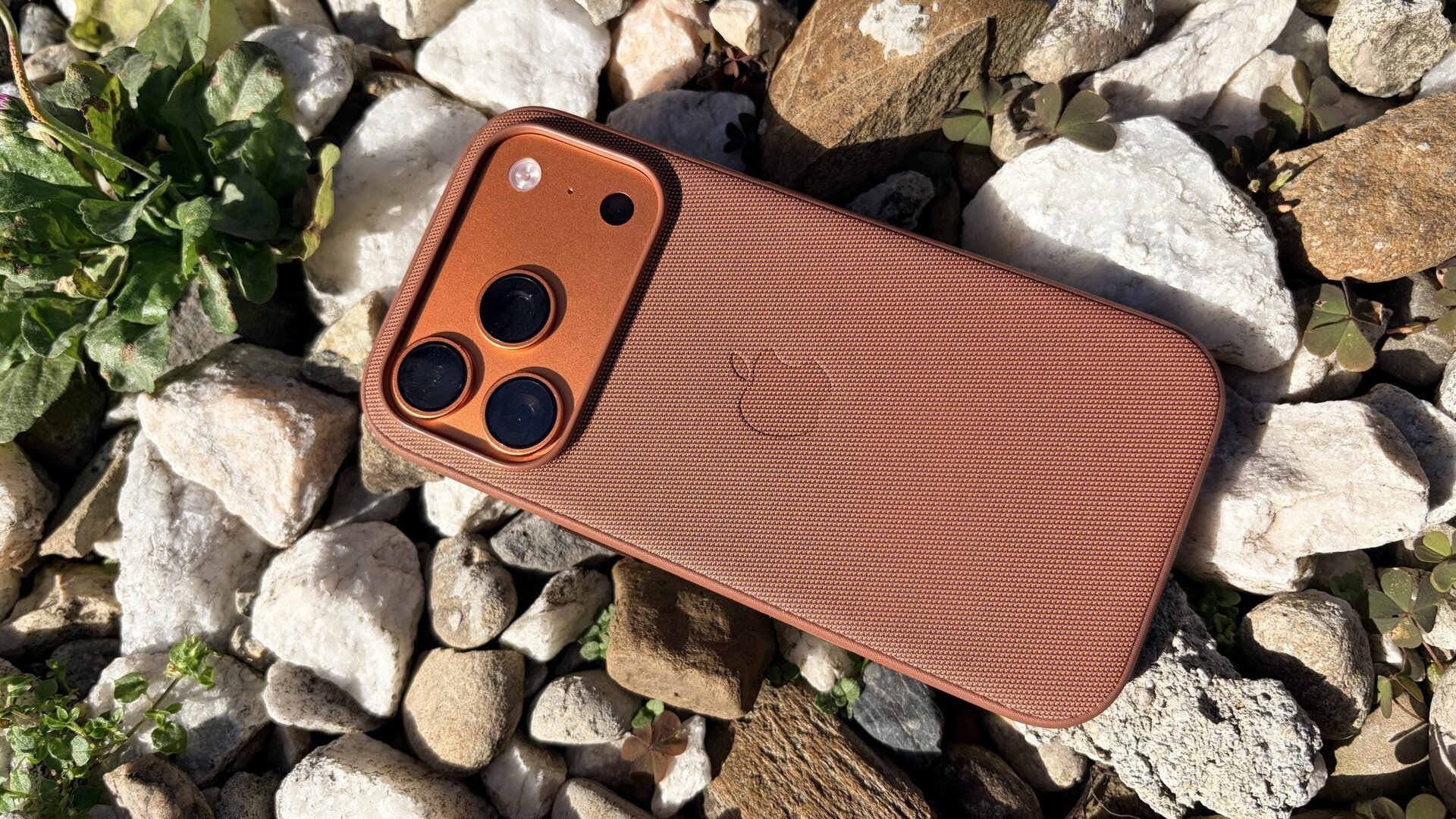 Apple a lansat recent o actualizare critică pentru iPhone și alte dispozitive din ecosistemul său, după ce o vulnerabilitate de tip zero-day, identificată ca CVE-2026-20700, a fost descoperită și exploatată în atacuri reale