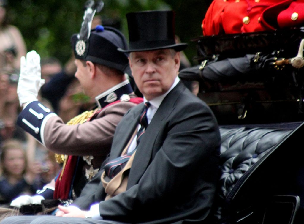 Fratele mai mic al regelui Charles al III-lea, Prințul Andrew, a fost implicat într-un scandal de proporții, după ce s-au dezvăluit detalii despre modul în care a furnizat informații sensibile unui cunoscut afacerist britanic, linked cu rețele de trafic de persoane și pedofilie