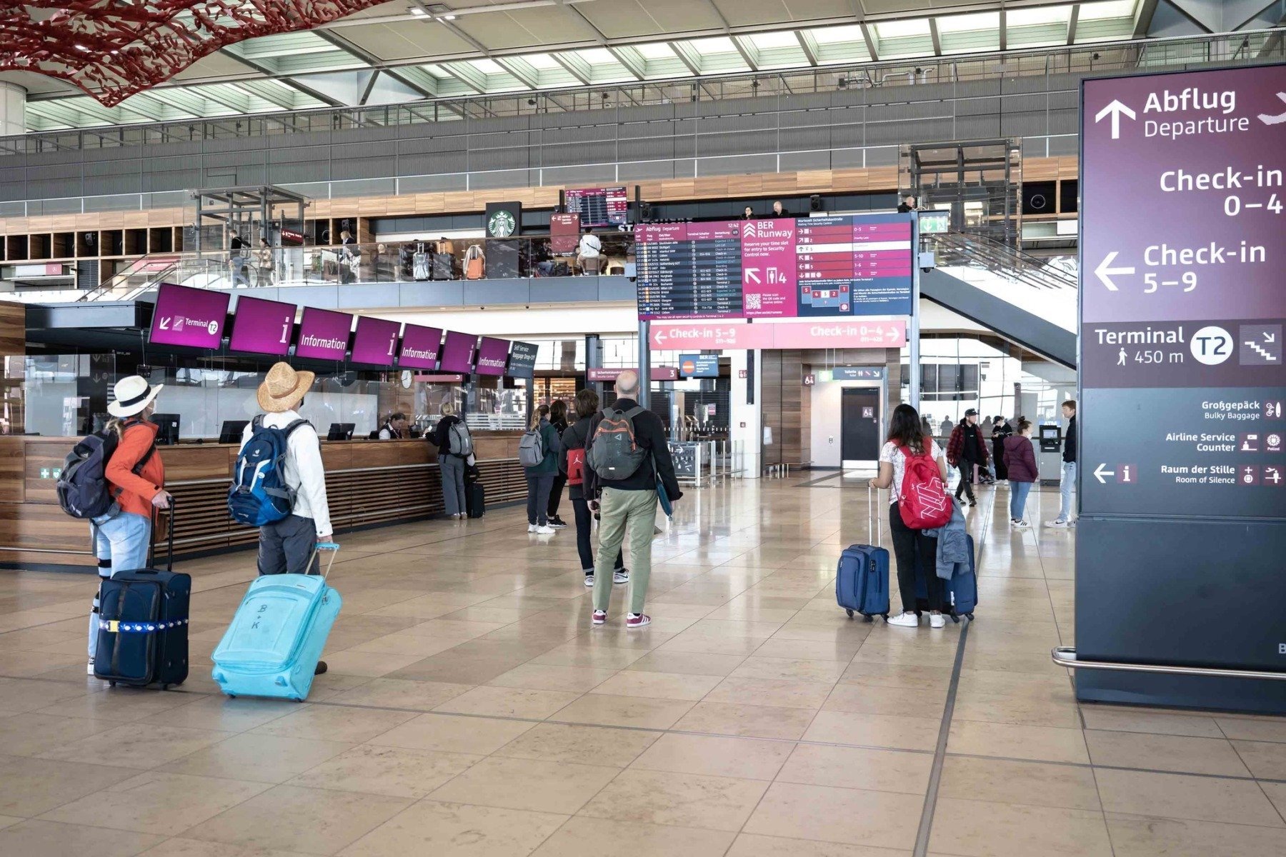 Aeroportul din Berlin, paralizat temporar de o dronă; incidente similare se înmulțesc în Europa Zborurile de pe Aeroportul Berlin-Brandenburg (BER) au fost suspendate temporar miercuri, după ce a fost semnalată prezența unei drone în spațiul aerian, conform agențiilor internaționale de presă