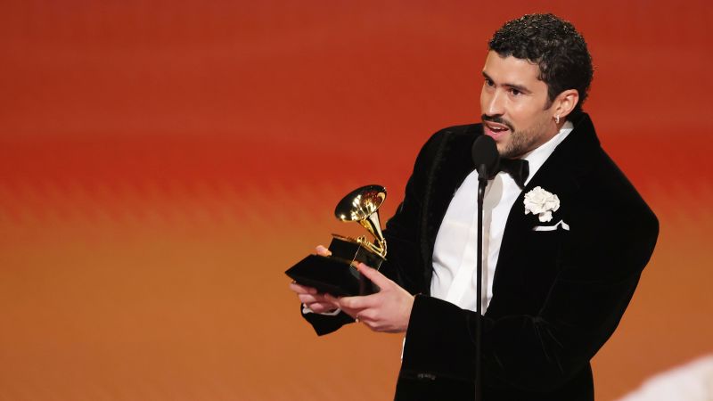 Mesajul politic al lui Bad Bunny la Premiile Grammy Bad Bunny a reușit să atragă atenția internațională nu doar prin muzica sa, ci și printr-un mesaj politic puternic în timpul ceremoniei Premiilor Grammy, desfășurată la Los Angeles