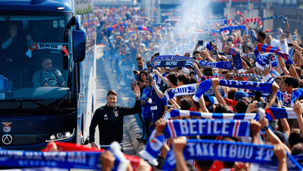 Benfica a avut parte de o primire călduroasă la Tondela, în cadrul unui meci din I Liga, unde starea de spirit a fanilor și performanța unor jucători cheie, în special a portarului Trubin, au fost centrul atenției
