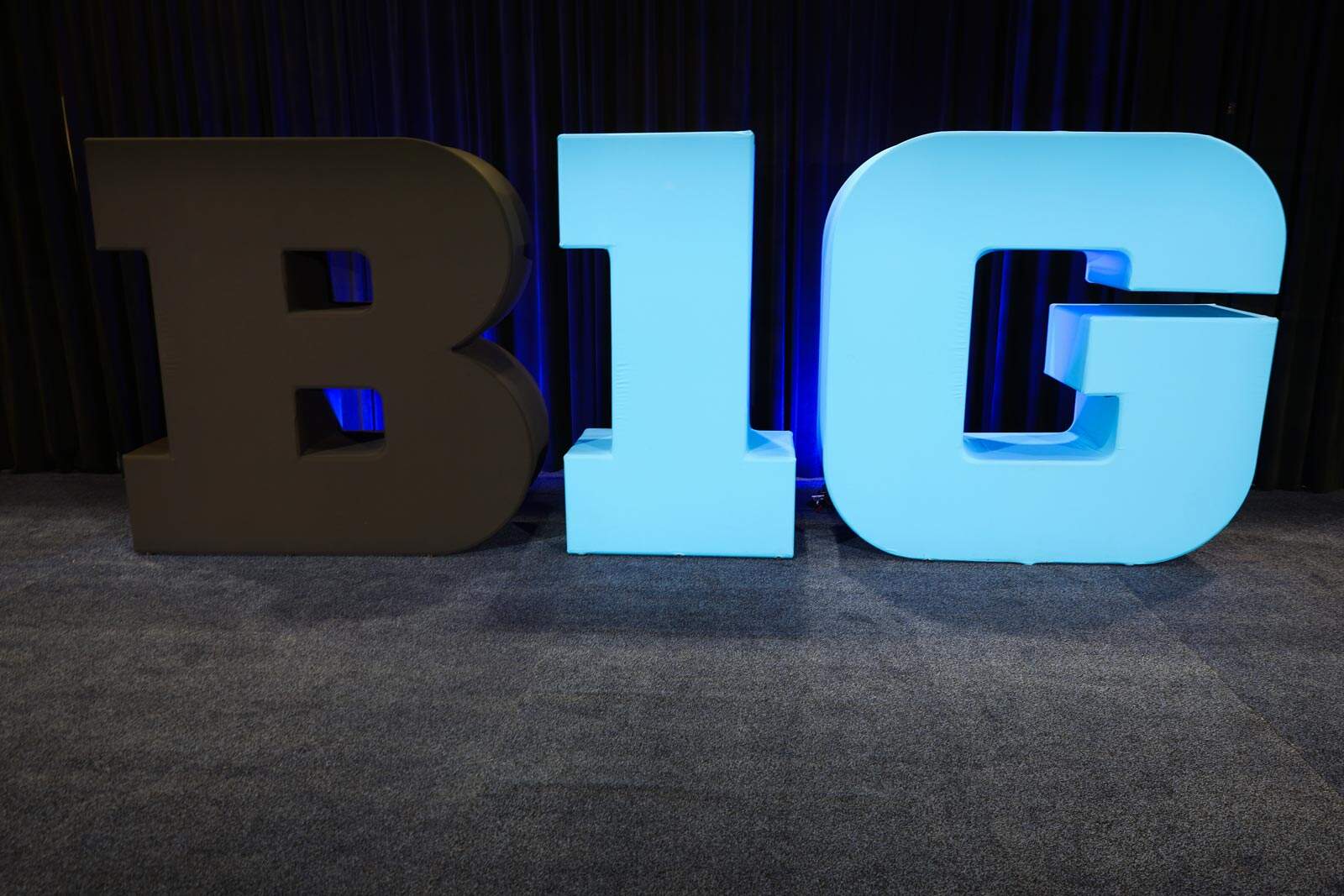 Propunerea Big Ten pentru un playoff cu 24 de echipe: o revoluție în fotbalul universitar? Pe măsură ce College Football Playoff (CFP) se îndreaptă către un format stabilizat de 12 echipe până în 2026, Big Ten a inițiat discuții interne despre o propunere îndrăzneață: un sistem de playoff cu 24 de echipe
