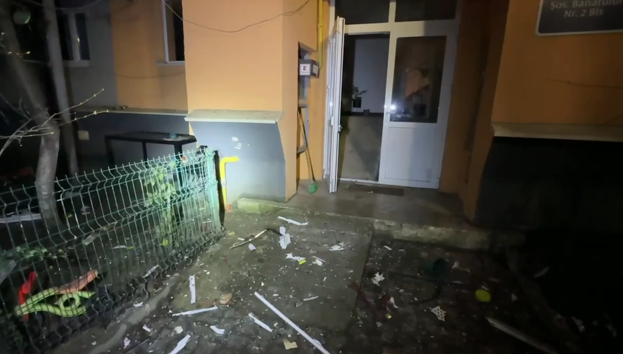 O explozie puternică, produsă în această dimineață într-un bloc din Chitila, a zguduit comunitatea locală și a atras intervenția promptă a echipajelor de intervenție