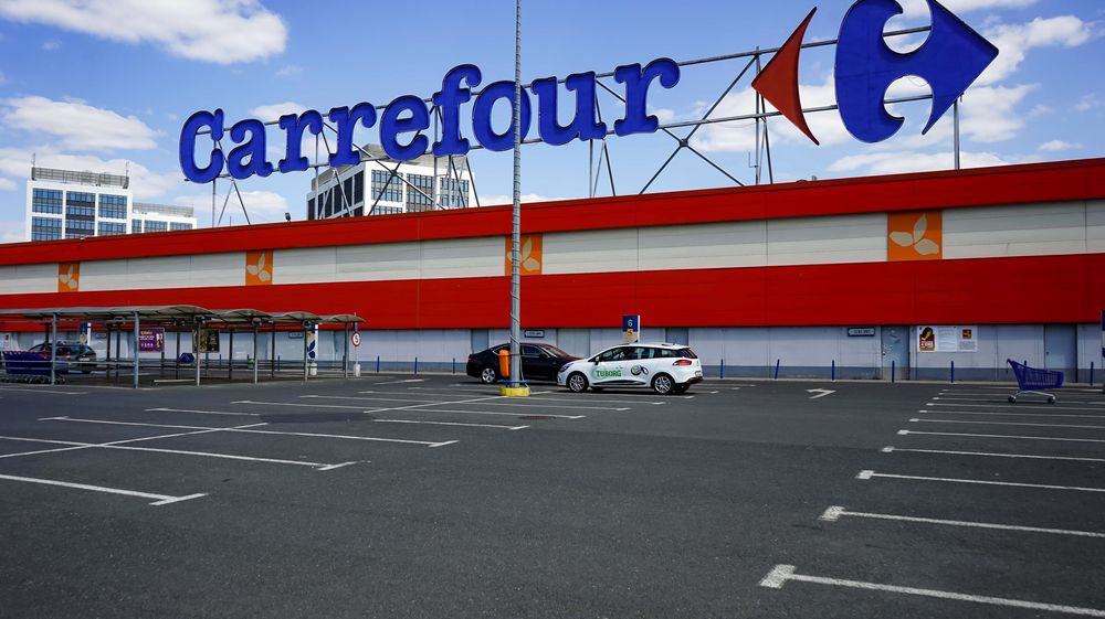 Carrefour vinde oficial afacerea de peste 3 miliarde de euro din România. Proprietarii Dedeman vor s[ preia magazinele