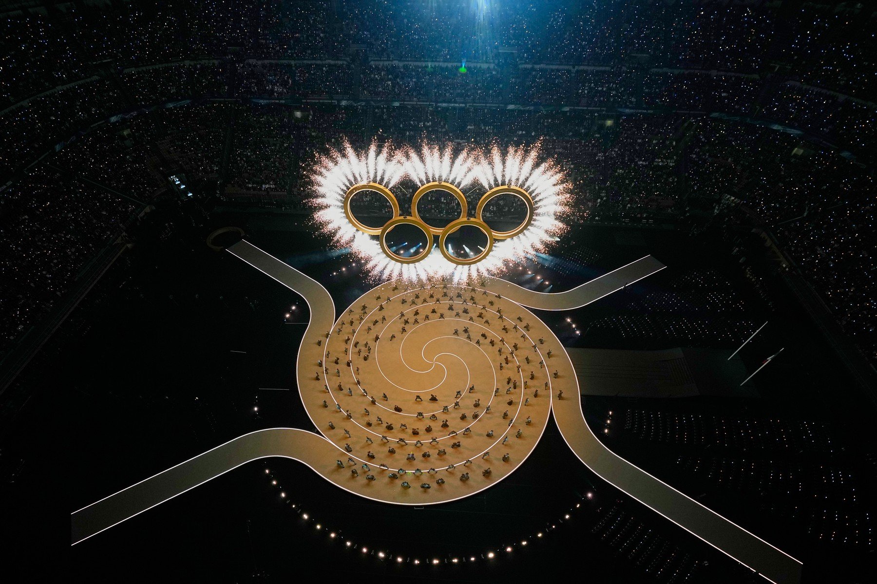 Ceremonia de Deschidere a Jocurilor Olimpice de Iarnă de la Milano-Cortina Ceremonia oficială de deschidere a Jocurilor Olimpice de Iarnă 2026 a avut loc vineri seară la Stadionul San Siro din Milano, aducând împreună aproximativ 2.900 de sportivi din 92 de delegații