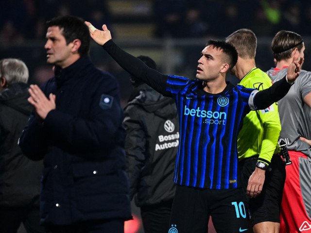 Incident alarmant în timpul meciului Cremonese – Inter: o petardă aruncată de suporteri provoacă panică Un incident grav a avut loc în timpul meciului dintre Cremonese și Inter Milano, când un suporter al echipei oaspete a aruncat o petardă în careul echipei gazdă, explozia afectându-l direct pe portarul Emil Audero