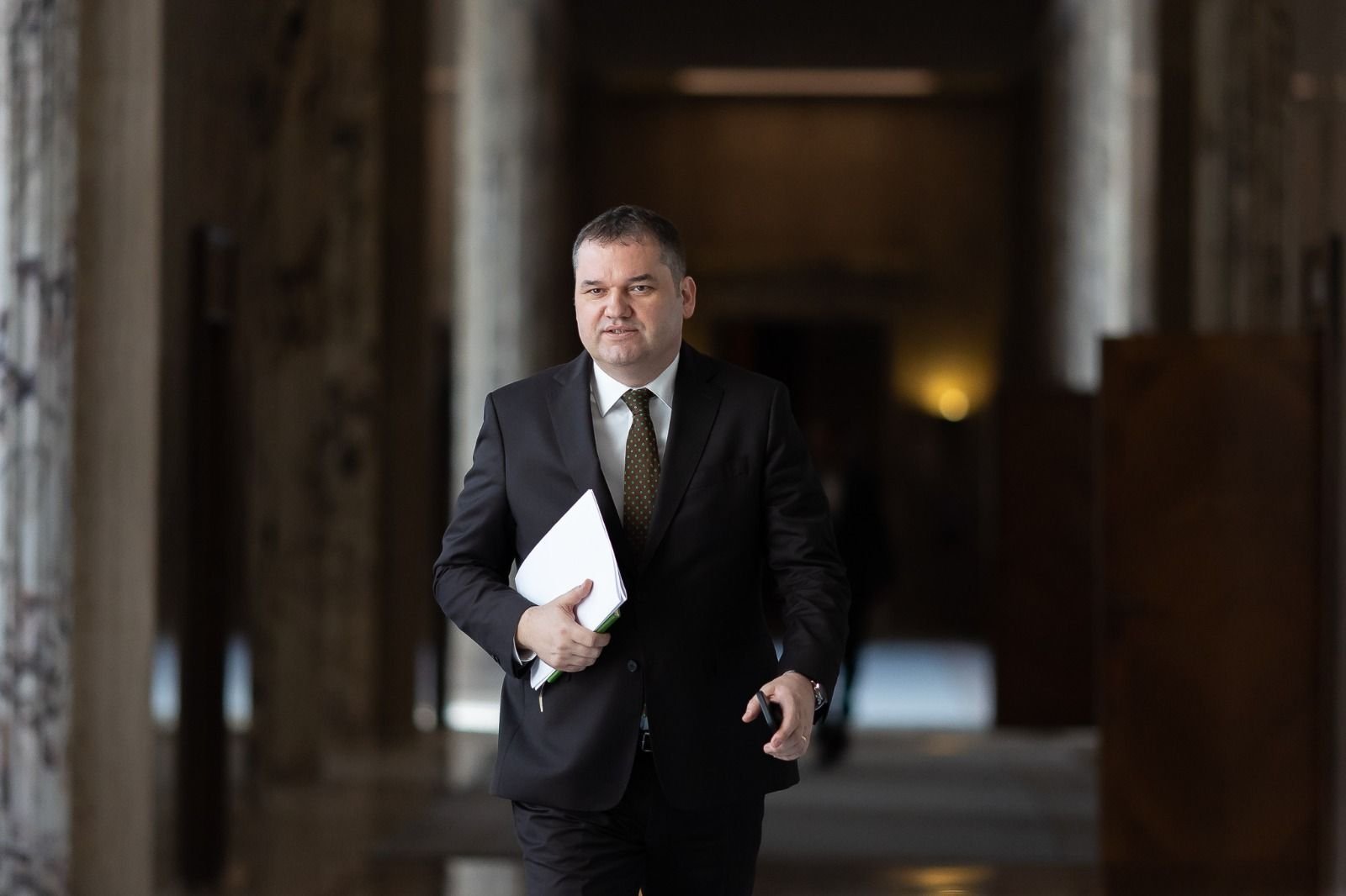 Ordonanţa de Urgenţă Prevede Rotirea Funcţiilor Publice de Conducere Noua ordonanţă de urgenţă în administraţie propune o rotaţie a funcţiilor de conducere ale înalţilor funcţionari publici şi instituie un maxim de două mandate de câte trei ani, a anunţat ministrul Dezvoltării, Cseke Attila