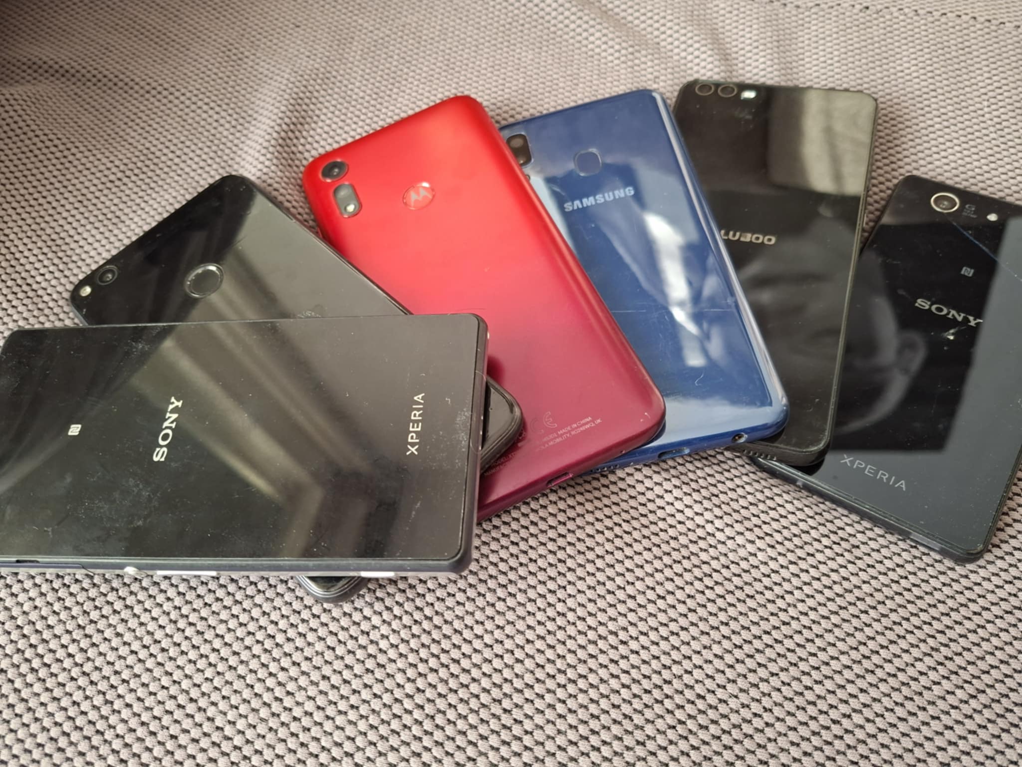 Transformă telefonul vechi într-o cameră de securitate: soluția simplă și eficientă pentru protecția casei O situație frecventă: acasă, sau la birou, rămân telefoane uitate, acolo unde nu mai sunt folosite, dar care încă pot avea un rol util