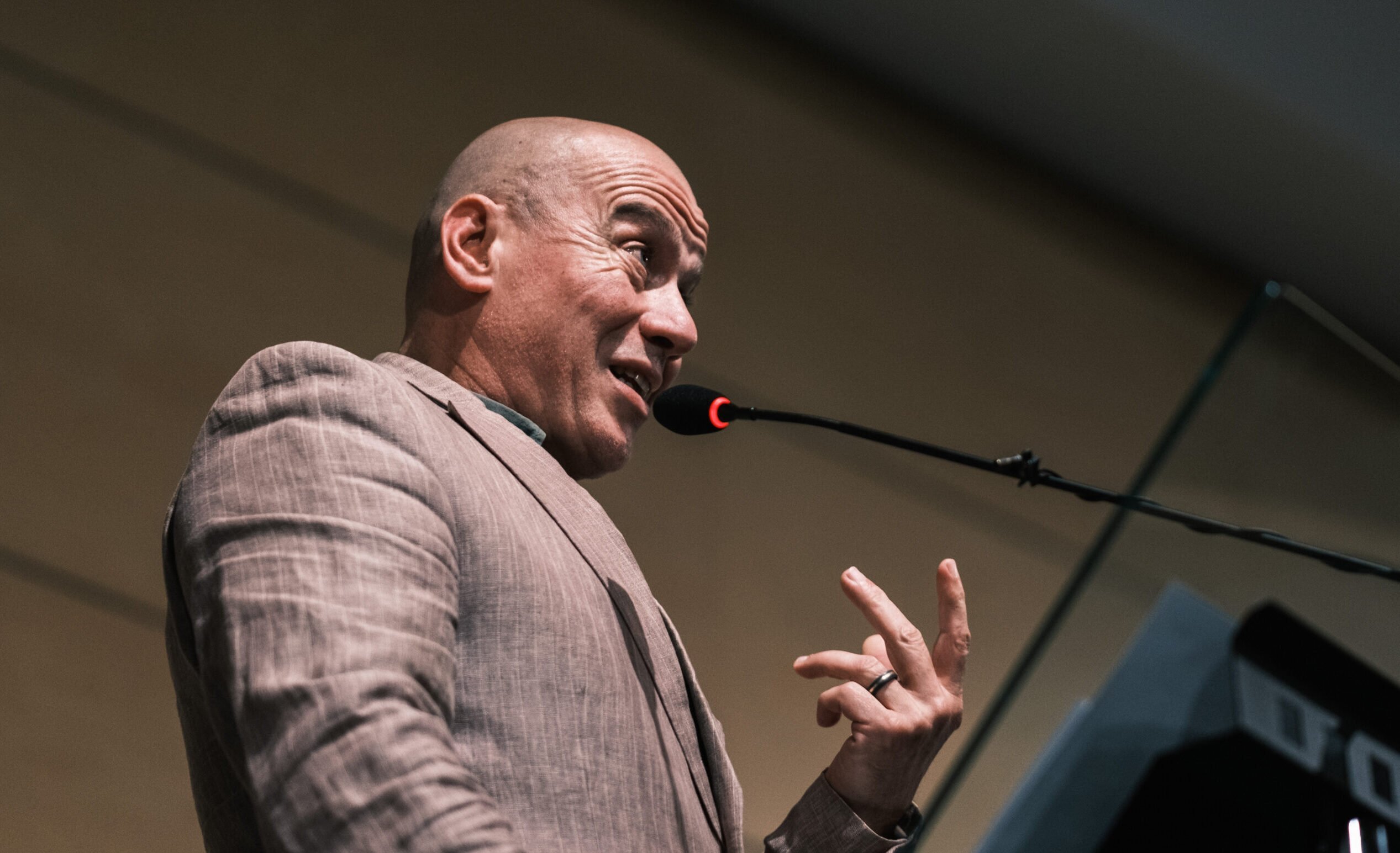 AUR depune moțiuni împotriva miniștrilor, atacând dur ministrul Culturii, András Demeter Miercuri, scena politică din Parlamentul României a fost zguduită de un nou atac al formațiunii extremiste AUR, care a depus în plen o moțiune simplă împotriva ministrului Culturii, András Demeter